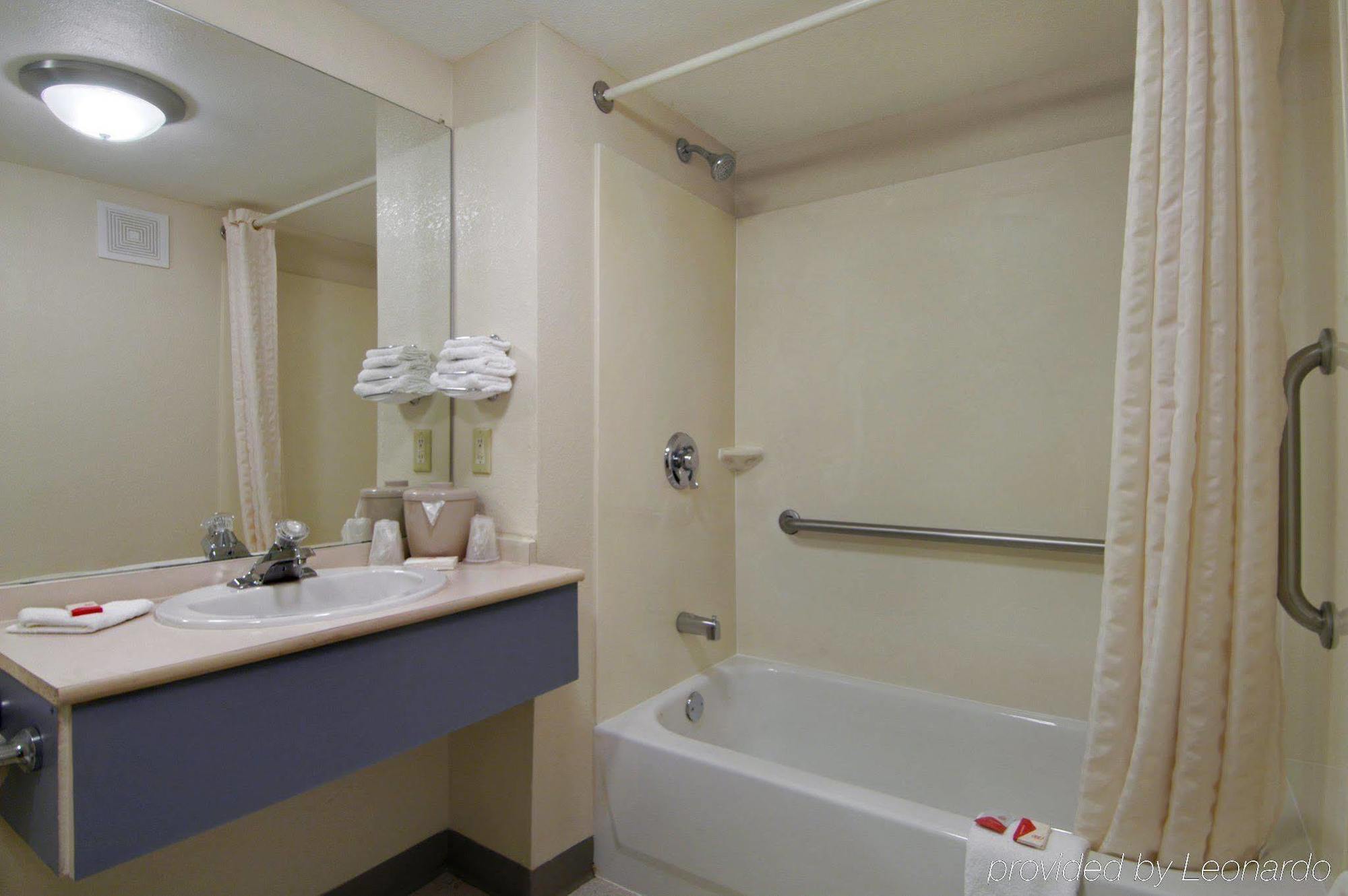 Red Roof Inn Jackson Downtown - Fairgrounds Room photo